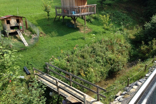Die Brücke führt über den Bach zu unseren Kaninchen und zum Spielhaus