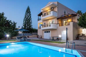 A heated pool, sun loungers - Family Haven | Kids Zone, Hot Tub & Nature Getaway (Rethymno)