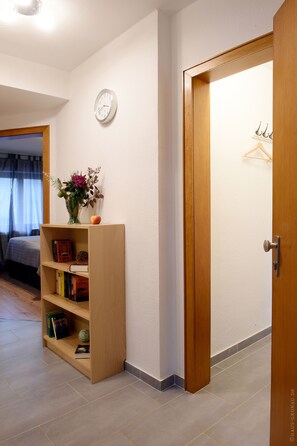 1 habitación, tabla de planchar con plancha, internet y ropa de cama 