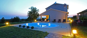 Sjarmerende hus for barn med foreldre på 3000 m2 land :)