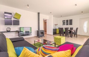 Smart TV, fireplace, DVD player, ping pong