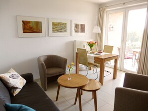 Fernseher, DVD-Player, Tischtennisplatte, Bücher