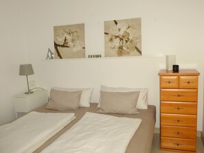 1 Schlafzimmer, Reisekinderbett, kostenloses WLAN, Bettwäsche