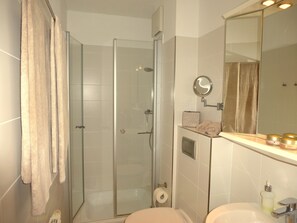 Een douche, een haardroger, handdoeken, toiletpapier