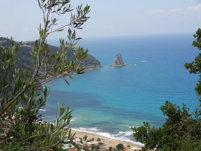 Un paraíso vacacional con vistas al valle y piscina privada: ¡a solo 10 minutos de la playa más cercana!