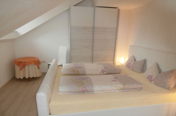 3 bedrooms, iron/ironing board, travel cot, WiFi