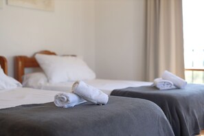 4 bedrooms, in-room safe, desk, iron/ironing board - ES SERRAL - villa with private pool, terrace, garden and sea views FREE WIFI (Felanitx)