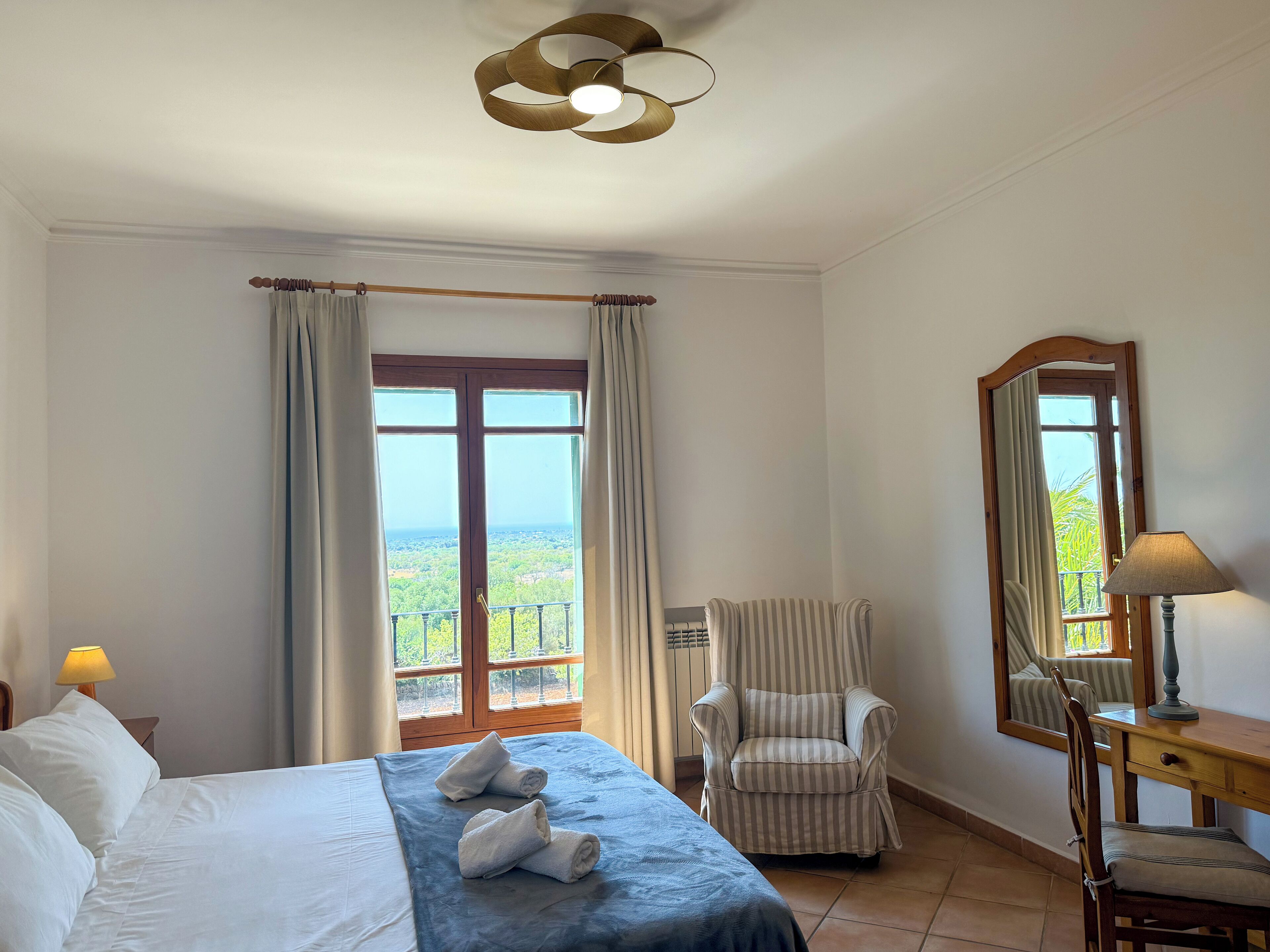 4 間睡房、房內夾萬、書桌、熨斗/熨衫板