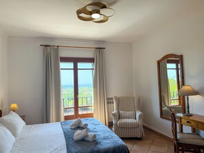 4 Schlafzimmer, Zimmersafe, Schreibtisch, Bügeleisen/Bügelbrett