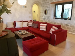 TV, fireplace, DVD player, books