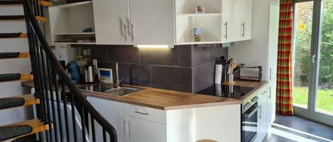 Een koelkast, een oven, een vaatwasser, een koffiezetapparaat/waterkoker