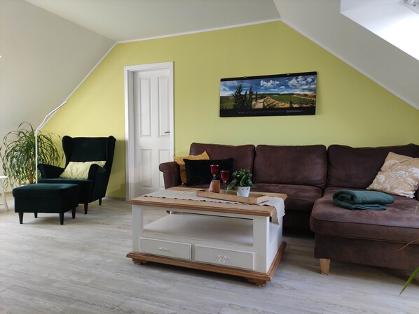 Smart TV, DVD player, books, stereo