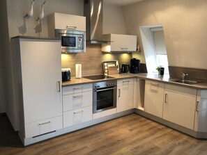 Fridge, microwave, oven, stovetop - Apartment/balcony, close to the beach, elevator, beach chair incl., storage room for e-bikes. (Cuxhaven)