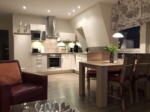 Fridge, microwave, oven, stovetop - Apartment/balcony, close to the beach, elevator, beach chair incl., storage room for e-bikes. (Cuxhaven)