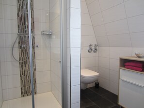 Shower, hair dryer, towels, soap - Apartment/balcony, close to the beach, elevator, beach chair incl., storage room for e-bikes. (Cuxhaven)