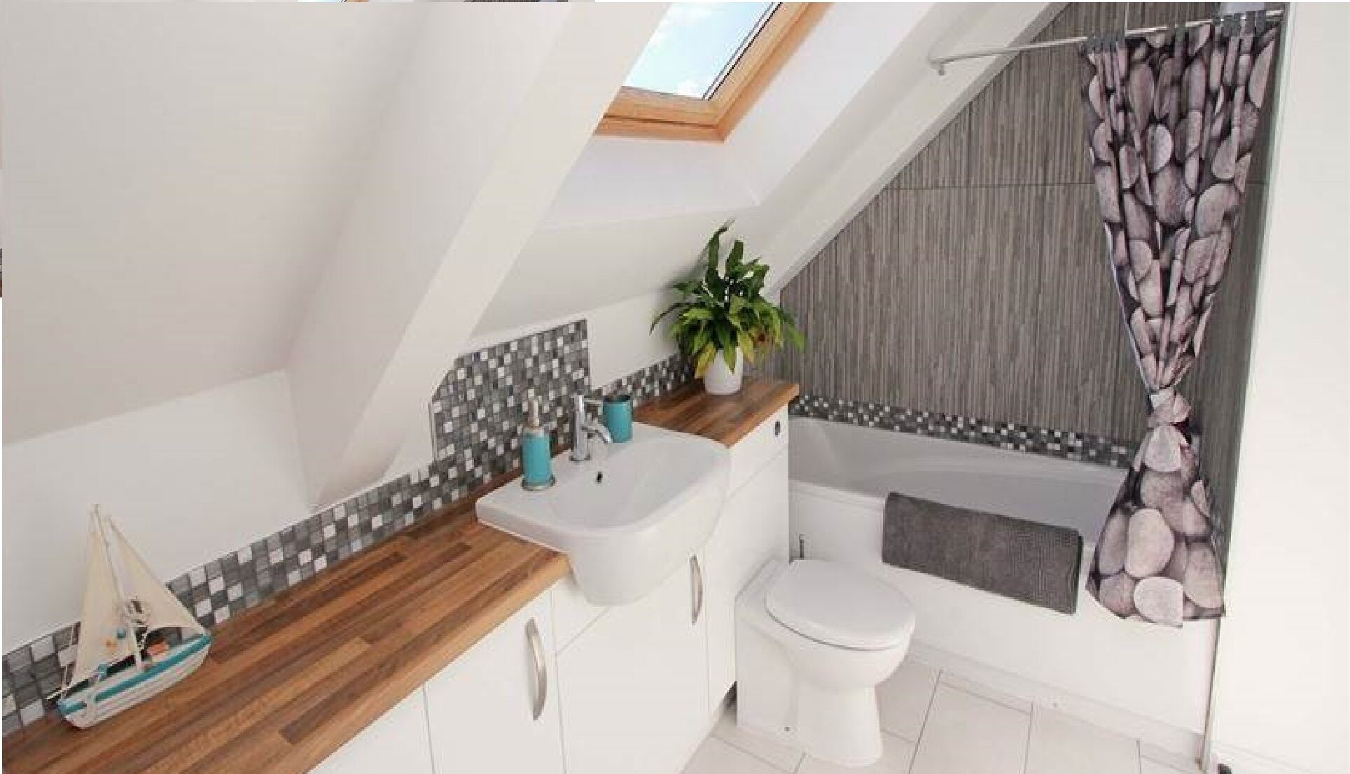 Duschwanne, Haartrockner, Handtücher