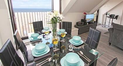 Fisherman's Cottage with amazing sea views - set in old quiet cobbled square