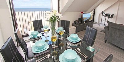 Fisherman's Cottage with amazing sea views - set in old quiet cobbled square