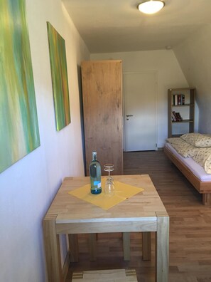 2 bedrooms, iron/ironing board, internet, bed sheets