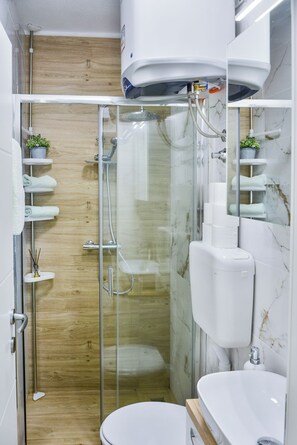 Badewanne, Haartrockner, Handtücher