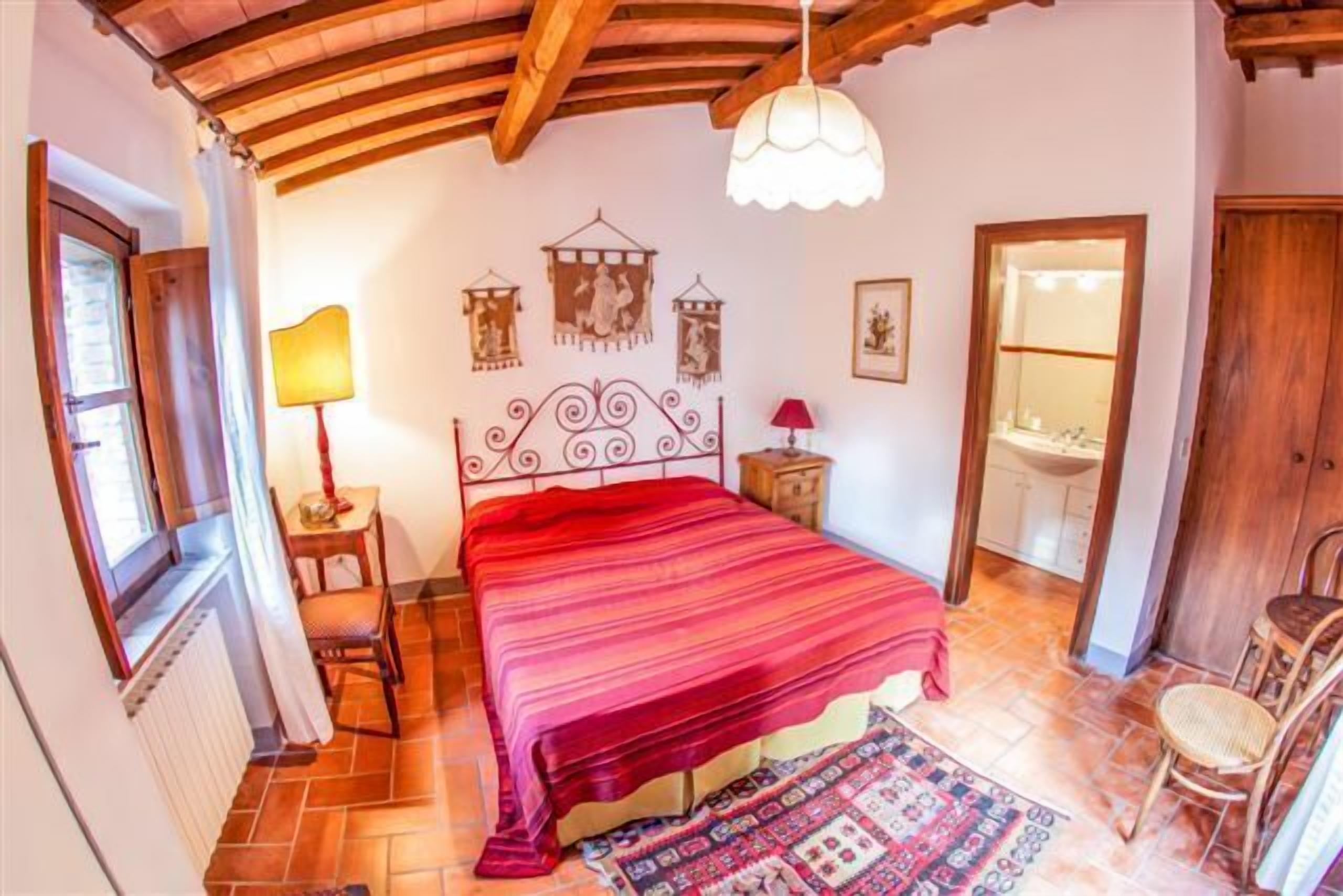 Large Villa with pool overlooking the vineyards between Rome/Florence