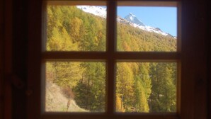 A window with a view of a forested mountain area. - Magic chalet for 2 people (Villaz/la Sage - Evolène)