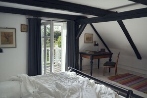 6 bedrooms, desk, iron/ironing board, travel crib