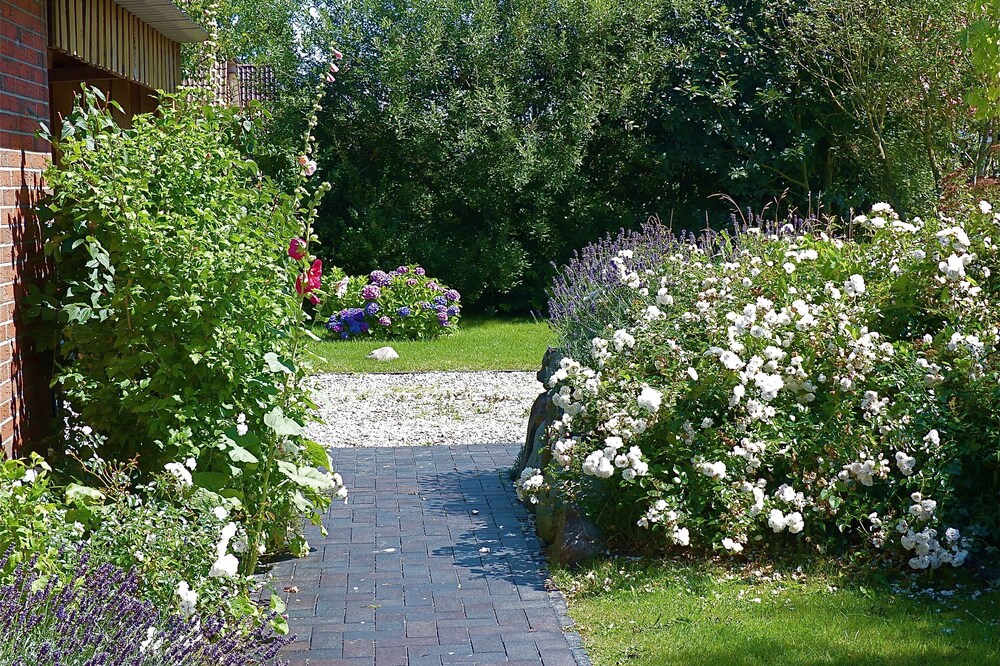 House with garden just 10 minutes walk from the sea / WiFi / Vollerwiek