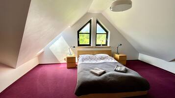 5 chambres, bureau, fer et planche à repasser, lit parapluie