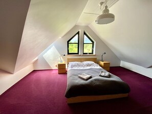 5 slaapkamers, een bureau, een strijkplank/strijkijzer, reisbedje