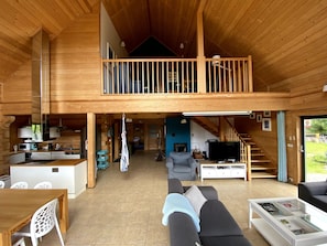 Smart-TV, Kamin, DVD-Player, Bücher