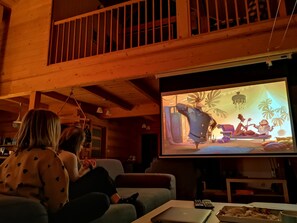 Smart-TV, Kamin, DVD-Player, Bücher