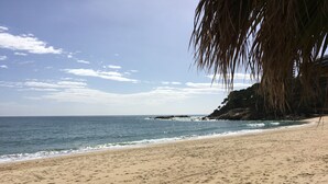 A beach with clear skies, calm water, and a sandy shore. - Beautiful house surrounded by an idyllic garden with salt water pool. (Calonge)