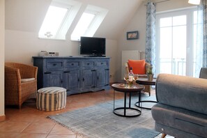 Fernseher, DVD-Player, Bücher, Musikbibliothek