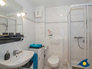 A bathroom with a sink, toilet, and shower. - Vacation apartment Strandläufer - Whg. 06 // - Strandläufer 06 (Heringsdorf)