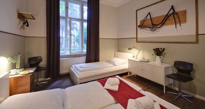 Altbauwohnung mit zwei Bädern in ruhiger Seitenstraße in Prenzlauer Berg