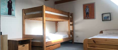 2 bedrooms, travel cot, WiFi