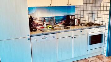 Een koelkast, een oven, een vaatwasser, een kinderstoel