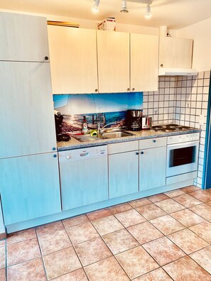 Refrigerador, horno, lavavajillas, silla alta para bebés