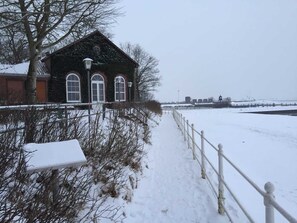 المنطقة المحيطة بالمنشأة