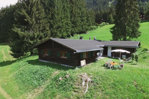 Das Haus am Reh ist eine Selbstversorgerhütte mit 12 Betten, ideal für Familien