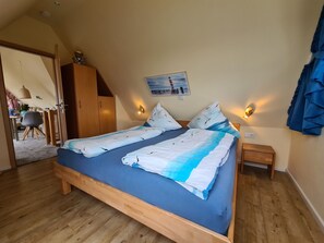 1 slaapkamer, een bureau, een strijkplank/strijkijzer, reisbedje