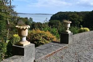 Property grounds - Beautifully Restored Coach House In Woodlands Overlooking the Suir Estuary (Woodstown)
