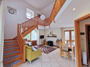 Smart TV, fireplace, DVD player, books - Beautifully Restored Coach House In Woodlands Overlooking the Suir Estuary (Woodstown)