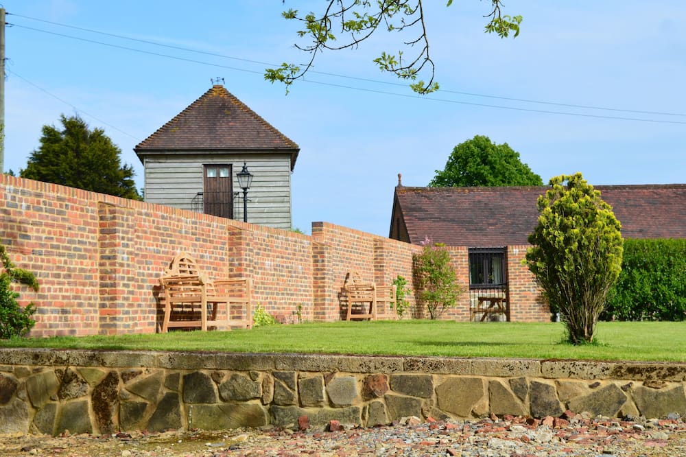 Tranquil, well-equipped Cottage in historic '1066 Country'.