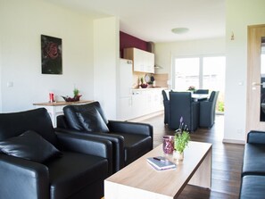 Een televisie, een dvd-speler, tafelvoetbal en boeken