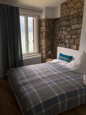 6 bedrooms, iron/ironing board, free WiFi