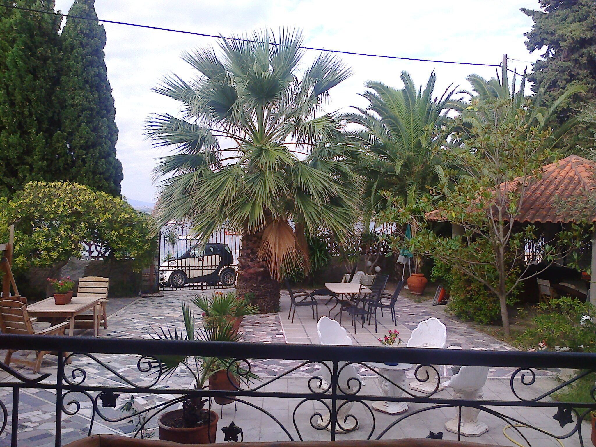 HOUSE DIRECTLY BY THE SEA