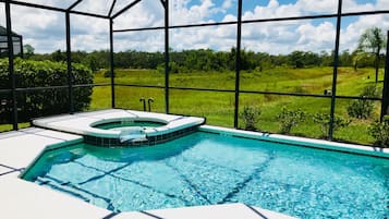 Piscina all'aperto, una piscina riscaldata