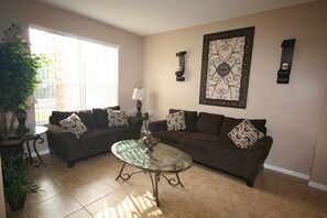 TV connectée, baby-foot, table de tennis de table, livres